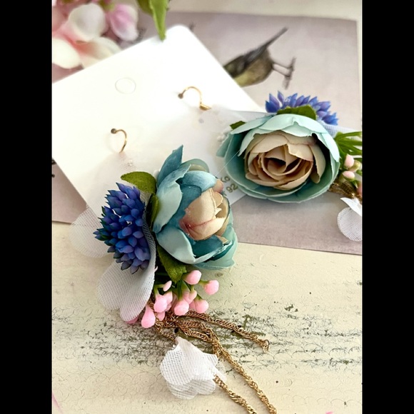 NWT Pink Teal Floral Dangle Earrings HOST PICK!!!! LAST ONE !!!! - Picture 4 of 4